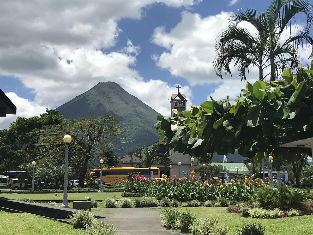 Apartamentos Equipados Rya Del Volcan La Fortuna Екстериор снимка